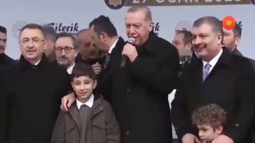 Erdoğan, 'Duyanlara duymayanlara' şarkısını s&ouml;yledi..