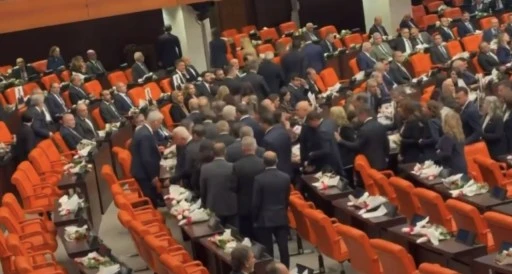 Erdoğan k&uuml;rs&uuml;ye &ccedil;ıkınca YENİ Partililer salonu terk etti