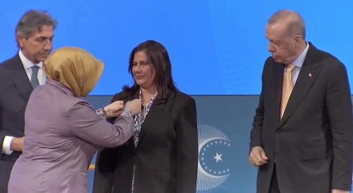 Erdoğan Özlem Çerçioğlu'na rozet taktırdı 