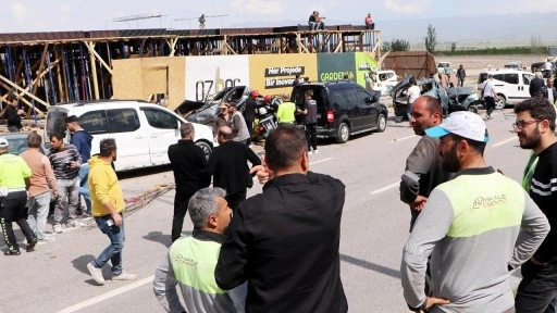 Erzurum'da faciadan dönüldü... Beton mikseri, kontrolünü kaybetti: Araçlar hurdaya döndü!