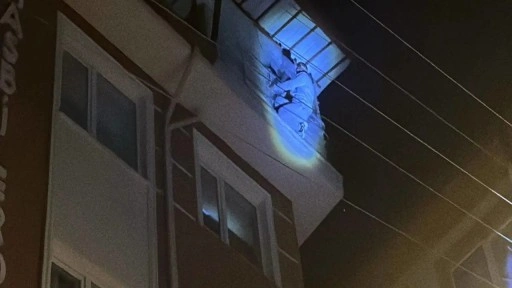 Eşiyle tartışıp çatıya çıktı, intihar etmeye kalkıştı