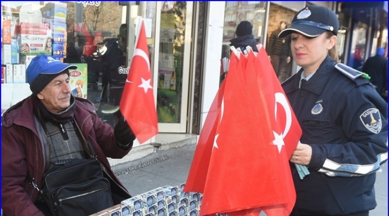 Esnafa Türk Bayrağı dağıttılar