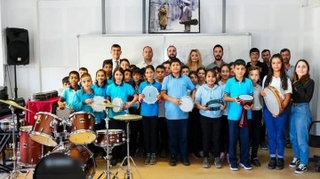  Fadıloğlu'ndan öğrencilere müzik aleti desteği 