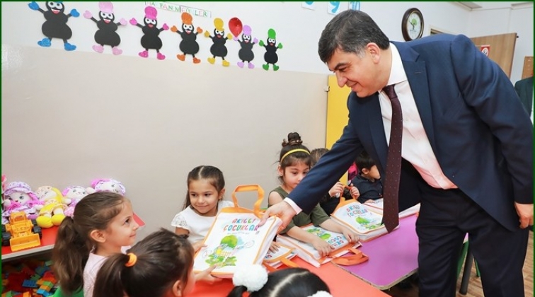 Fadıloğlu'ndan minik &ouml;ğrencilere hediye