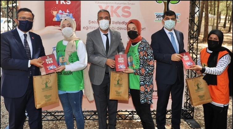 Fadıloğlu'ndan &ouml;ğrencilere YKS kitap&ccedil;ığı...