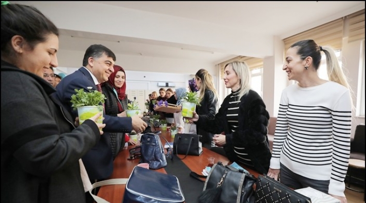 Fadıloğlu'ndan &ouml;ğretmenlere &ouml;zel armağan