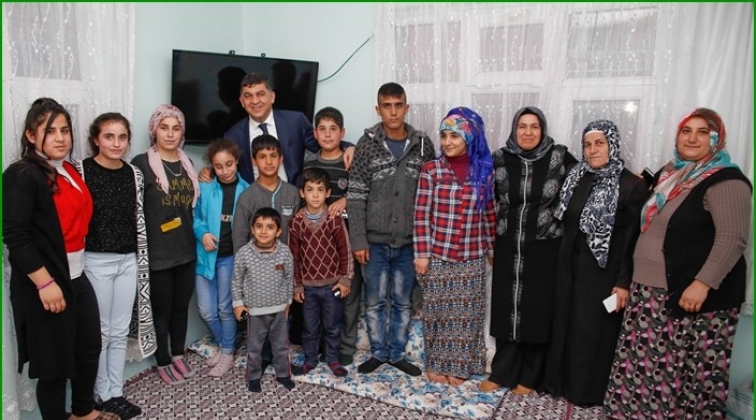 Fadıloğlu'nun, '&ccedil;at kapı' ev ziyaretleri s&uuml;r&uuml;yor