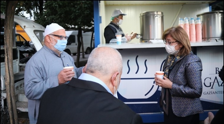 Fatma Şahin &ccedil;orba dağıttı!..