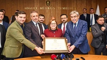 Fatma Şahin mazbatasını aldı