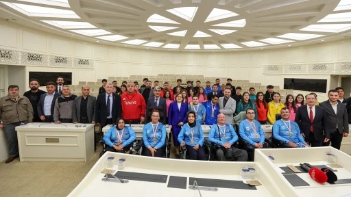 Fatma Şahin sporcularla bir araya geldi