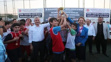 Futbol Turnuvası’nda takımlar ödüllerini aldı
