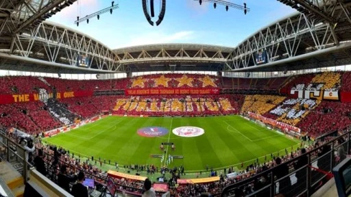 Galatasaraylı taraftarlardan koreografi şov