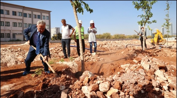 GA&Uuml;N &Ccedil;ocuk Hastanesi&rsquo;nin &ccedil;evresi yeşilleniyor