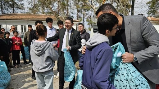 Gazeteciler, Nurdağı&rsquo;nda &ccedil;ocuklara bayram sevinci yaşattı