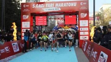 Gazi Yarı Maratonu'nda bin 300 sporcu koştu