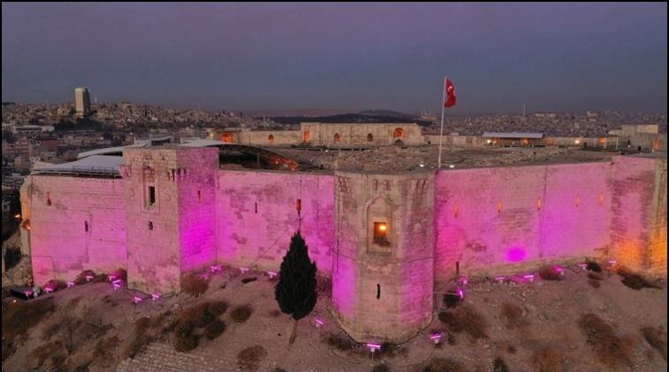 Gaziantep Kalesi mor renge büründü...