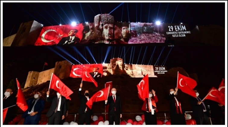 Gaziantep Kalesi&rsquo;nde ses ve ışık g&ouml;sterisi...