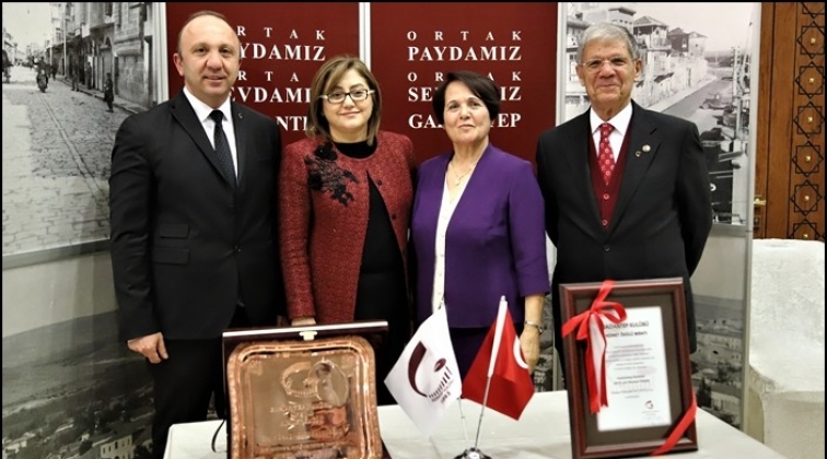 Hizmet &Ouml;d&uuml;l&uuml; &Ouml;zsabuncuoğlu&rsquo;na verildi