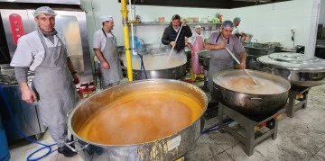 Gaziantepli sanayiciler depremzedelere yemek üretiyor