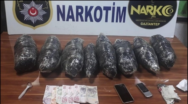 Gaziantep'te ihbar &uuml;zerine durdurulan ara&ccedil;ta esrar &ccedil;ıktı