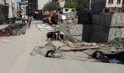 Gaziosmanpaşa'da yol çöktü: İki bina tahliye edildi!