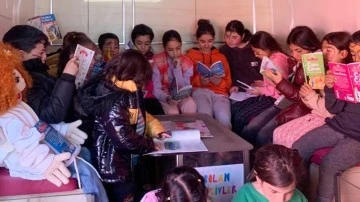 Depremzede çocuklara Gezici Kütüphane hizmeti