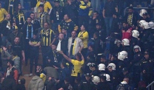 Görevliler müdahale etti... Kayserispor maçı sonrası Fenerbahçe tribünleri karıştı!