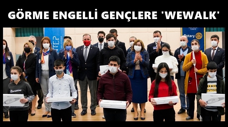 G&ouml;rme engelli gen&ccedil;lere WeWalk akıllı baston