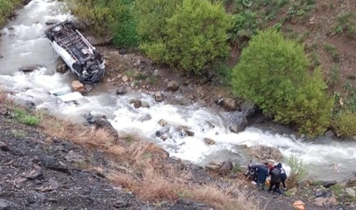 Hakkari'de minibüs dereye devrildi: 2 kişi yaşamını yitirdi, 3 yaralı