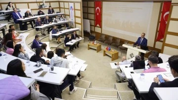 HKÜ’de kitlesel göçle radikalleşme anlatıldı