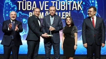 HKÜ’lü Bilim İnsanı ödülünü Erdoğan’ın elinden aldı