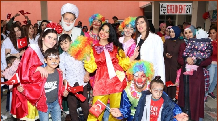 HK&Uuml;&nbsp;&ouml;ğrencilerinden &ccedil;ocuklara 23 Nisan hediyesi