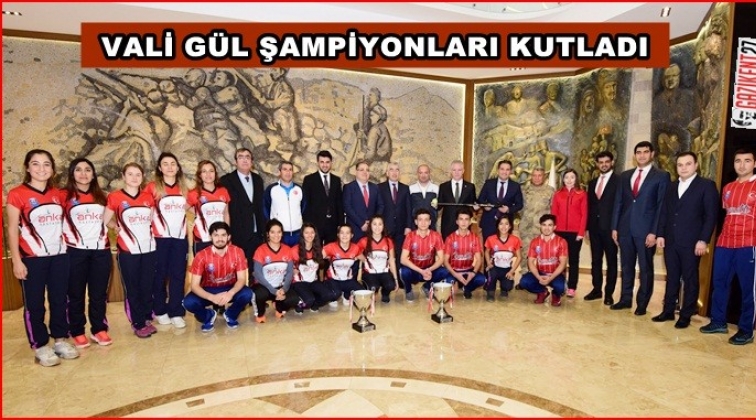 Hokeyin Şampiyonları Vali Gül’e gitti