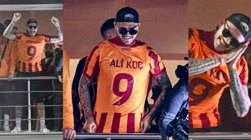 Icardi &quot;Ali Koç&quot; yazan Galatasaray forması giyip &quot;uyku&quot;ya daldı
