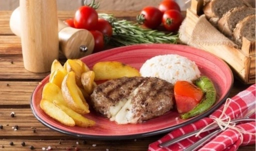 İçi akışkan enfes lezzet: Kaşarlı köfte tarifi