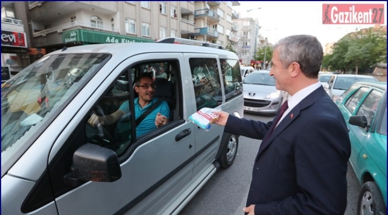 İftara yetişemeyen vatandaşlara kumanya dağıttı