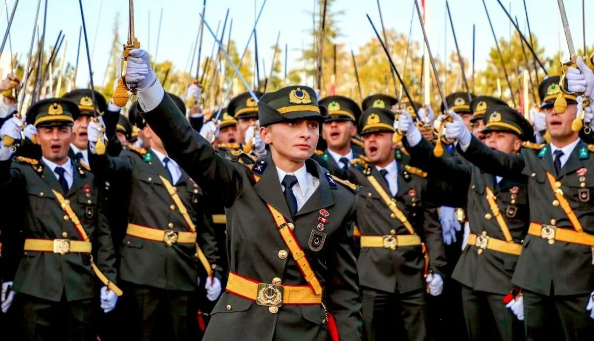 İhraç edilen teğmenlerden bir kişi hakkında ihraç kararı kaldırıldı