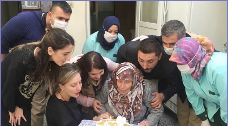 İlk kez doğum g&uuml;n&uuml; kutladı, g&ouml;zyaşlarını tutamadı!