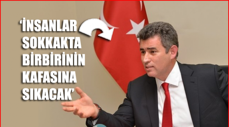 İnsanlar sokakta birbirinin kafasına sıkacak