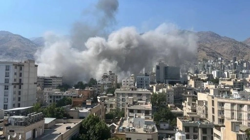 İran'da sokaklar toz ve duman altında: İsrail'de füze alarmı verildi