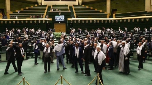 İran Meclisi'nde “Amerika’ya ölüm, İsrail’e ölüm” sloganları