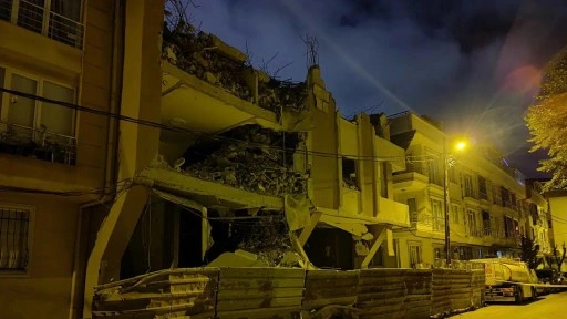 İstanbul'da bina çöktü: Çevredeki binalar boşaltıldı!