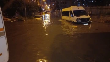 İstanbul'u sel vurdu: 2 ölü...