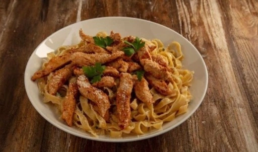 İtalya'nın en lezzetlisi kremayla buluşuyor: Tavuklu Fettuccine Alfredo