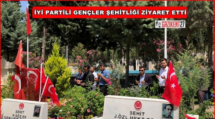 İYİ Partili gen&ccedil;ler şehitliği ziyaret etti
