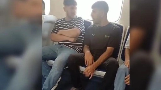 İZBAN'DA akılalmaz görüntüler! Kimseye aldırış etmeden sigara içti