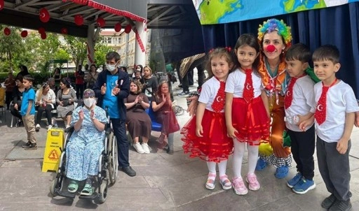 İzmir'de duygulandıran anlar... Öğrencilerden, hastanede tedavi gören çocuklara '23 Nisan&amp;