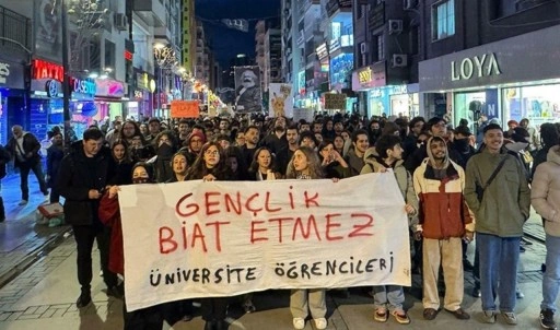 İzmir'de öğrenciler protestolara devam ediyor: 'Bu ülkenin gençliği biat etmeyecek'