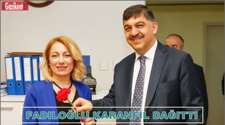 Kadın personele karanfil dağıttı
