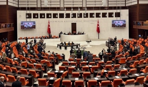 Kadınlar ve LGBTİQ+ bireyler endişeli: 10. Yargı Paketi neyi kapsıyor?